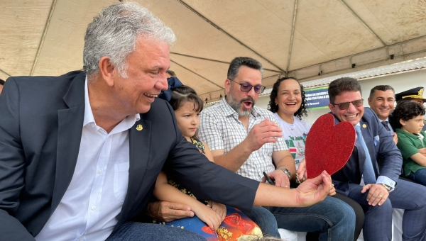 Em Tarauacá, Gladson entrega coraçãozinho vermelho a Petecão e Alan reage com cara de espanto
